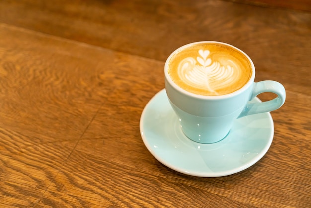 Foto warme latte koffiebeker op tafel.