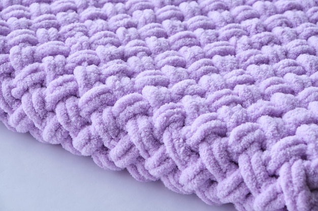 Warme lila kleurige deken, comfort en warmte in huis.