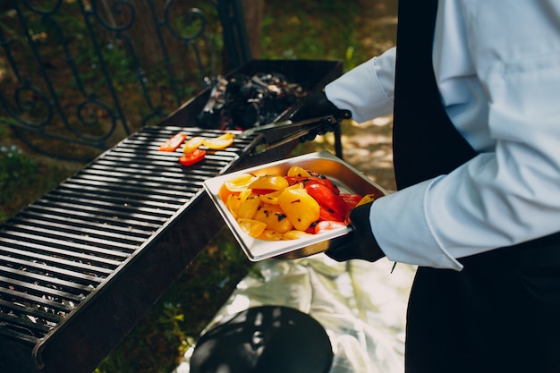 Warme open food catering gegrilde groenten de ober frietjes.