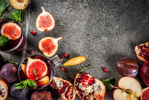 Warme rode fruitsangria met appels, pruimen, vijgen, granaatappel en kruiden