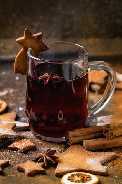 Warme rode glühwein met koekjes