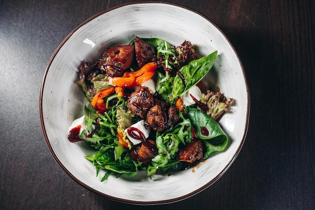 Warme salade met gegrilde kippenlever Restaurantmenu dieet kookboek recept