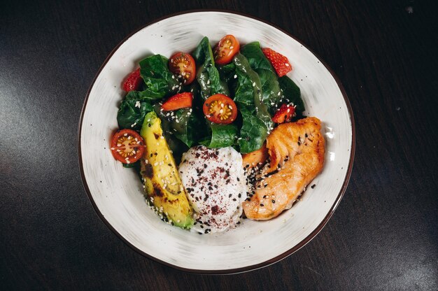 Warme salade met gepocheerd ei zalm en avocado