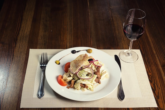 Warme salade met kalfspaprika kooltomaten en uien in een restaurant