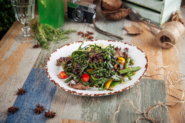 Warme salade met rundergreens en sperziebonen