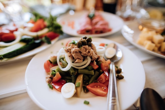 Warme salade met vlees Feestelijk eten op tafel in een restaurant