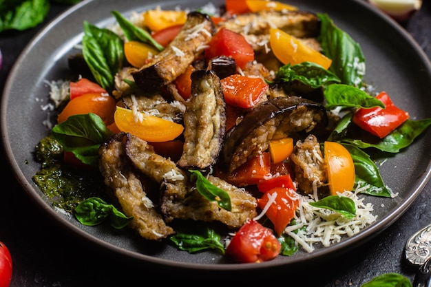 Warme salade van aubergine, peper, tomaat en basilicum