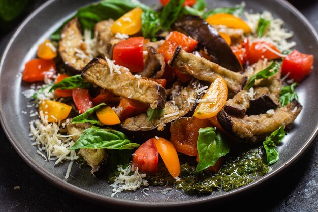 Warme salade van aubergine, peper, tomaat en basilicum