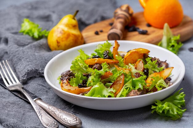 Warme salade van kippenlever en peer