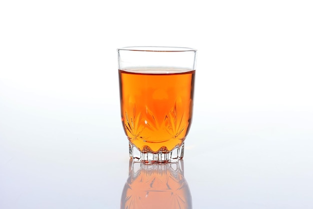 Foto warme thee of teh hangat op een helder glas geïsoleerd op wit kopieer ruimte voor tekst