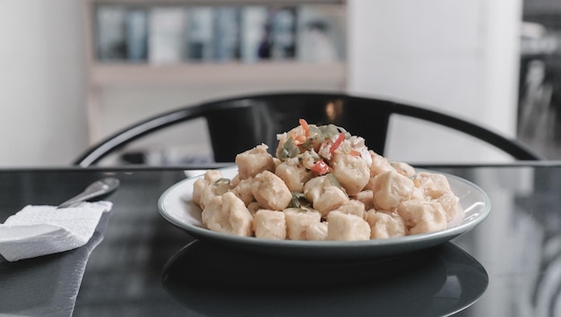 Foto warme tofu krokante snack op tafel