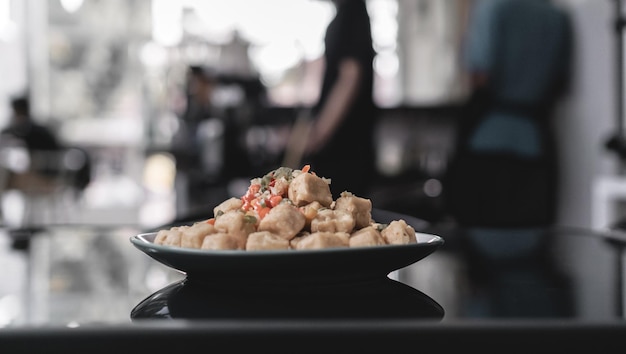 Foto warme tofu krokante snack op tafel