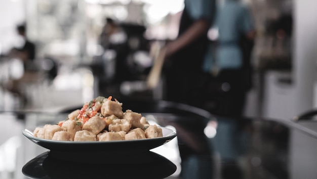 Warme tofu krokante snack op tafel