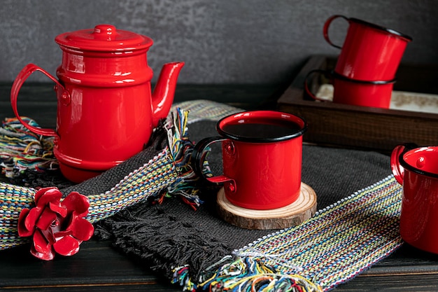 Warme vers gezette koffie geserveerd in een rode koffieset