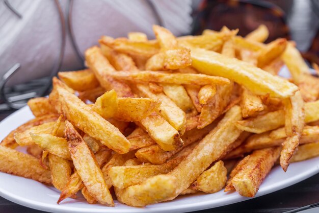 Warme verse frietjes snack op het bord