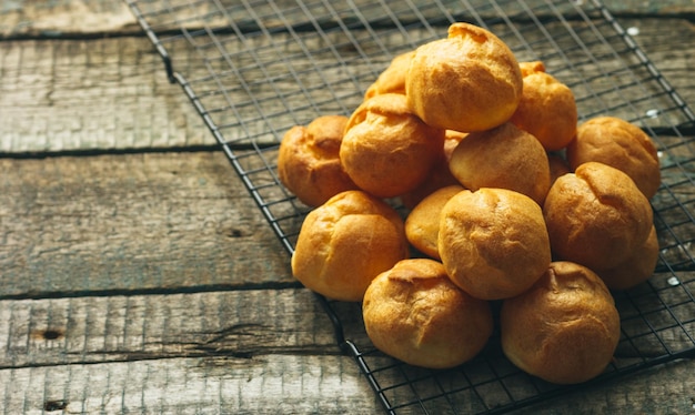 Warme vlabroodjes op een houten tafel