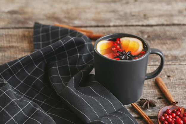 Warme warme glühwein met fruit en kruiden