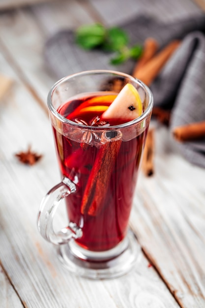 Warme warme glühwein met kaneelappels