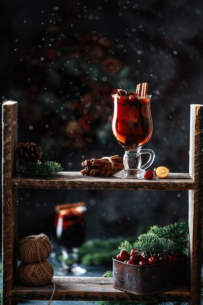 Warme warme kerstdrank met glühwein