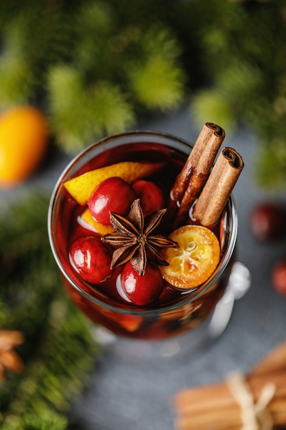 Warme warme kerstdrank met glühwein