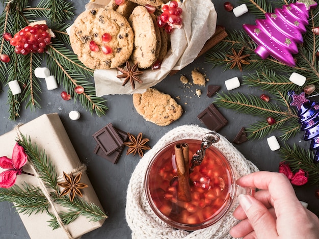 Warme wijn in een mok Geschenkdoos Koekjes met chocolade kerstversiering