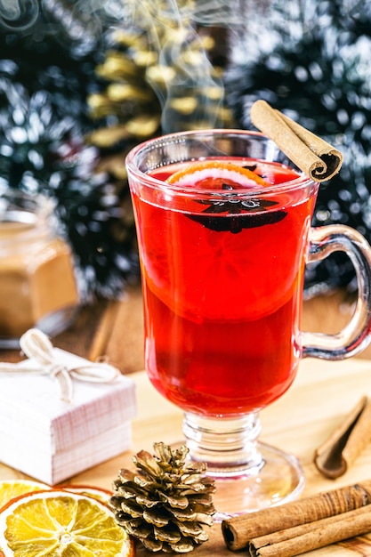 Warme winterdrank, met rook en stoom, warme kerstwijn, bekend als glühwein, Spaanse sangria, glogg en GlÃ¼hwein.