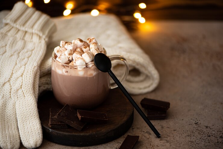 Warme zoete chocolade cacao met marshmallow en kaneel