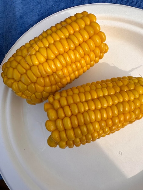 Foto warme zoete maïs op een bord top view