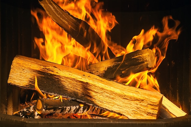 Foto riscaldare vicino al caminetto fuoco