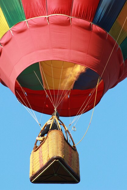 Warmluchtballon in vlucht met vlam