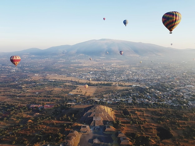 Warmluchtballonnen vliegen in de stad.