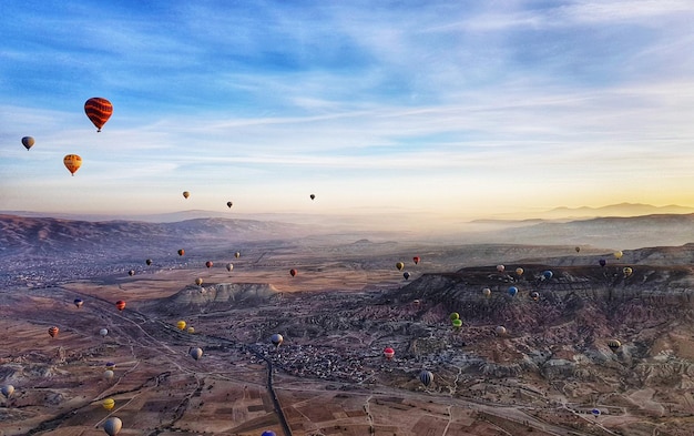Warmluchtballonnen vliegen over het landschap tegen de lucht
