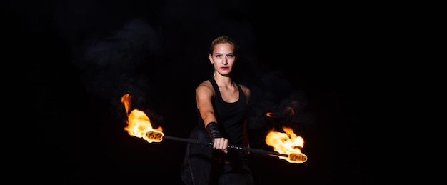 Warmte en energie Sensuele meisjesdraai brandende stok in duisternis Vuurhitte Baton twirling Vuurvoorstelling Nachtfeest Vakantieviering Openluchtfestival Circusact Heet en gevaarlijk