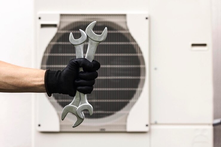 Warmtepompservice buiten installeren. Luchtverwarmerpomp installeren door reparateur.