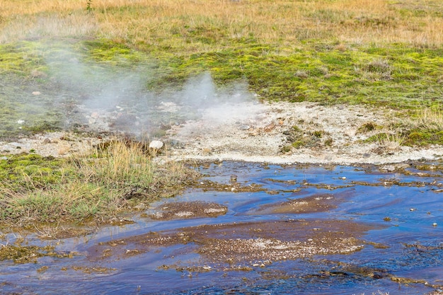 Foto warmwaterbron in de geiservallei van haukadalur