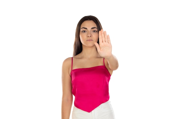 Предупреждение о запрете и концепция людей серьезная девочка-подросток в розовом топе показывает стоп-жест