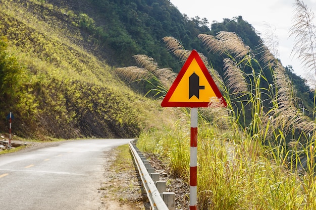 ベトナム、山道の警告道路標識