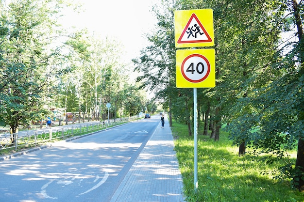 写真 白い背景の上のスクールゾーンの警告サイン。ドライバーへの警告のある標識。道路標識。