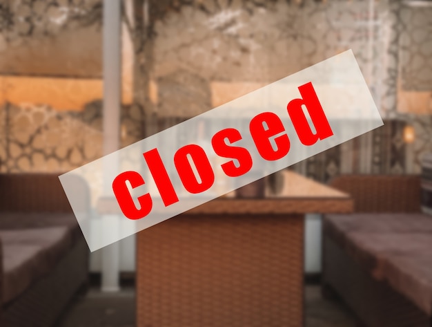 A warning sign that  the cafe, restaurants are closed.