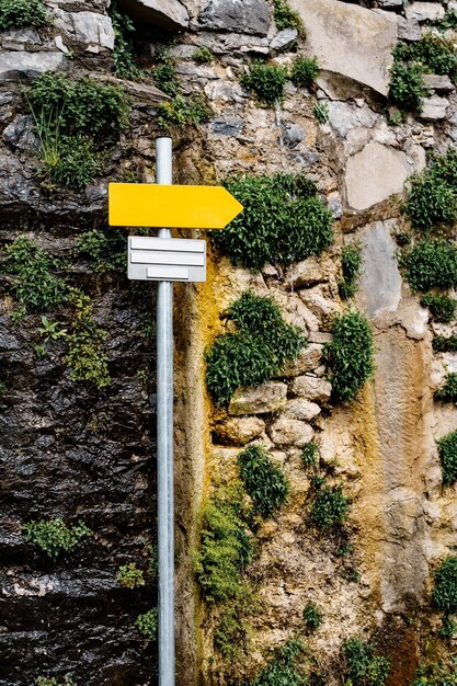 Foto segnale di avvertimento sul muro