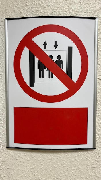 사진 경고 표지판화재시 엘리베이터를 사용하지 마십시오