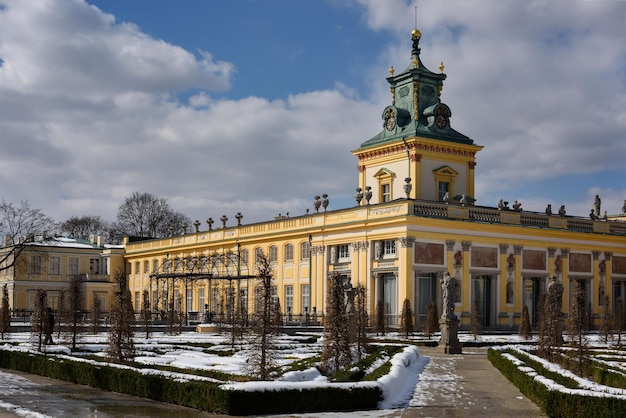 Varsavia polonia 04032022 la vista della facciata del palazzo reale di wilanow