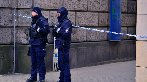 Foto polonia varsavia 29 dicembre 2023 pattuglia di polizia presso il quartier generale del tvp in via jasna