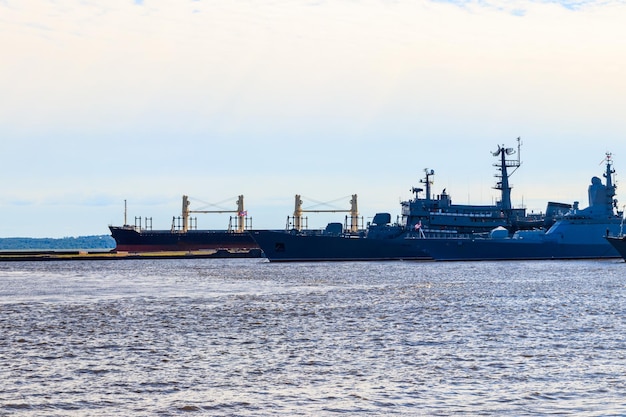 クロンシュタット湾にあるロシア海軍の軍艦