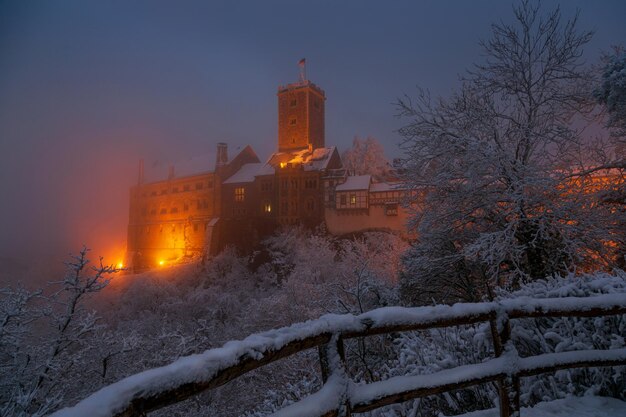 冬のアイゼナハ市近くのドイツのヴァルトブルク城
