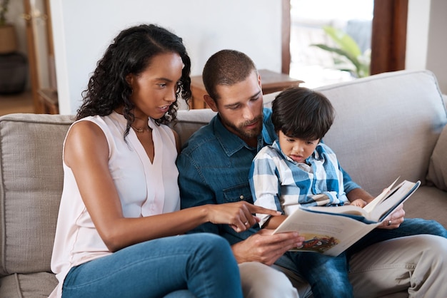 Was zijn favoriete boek weer aan het lezen Shot van een man die videogames speelt terwijl hij thuis aan het relaxen is met zijn vrouw en zoon