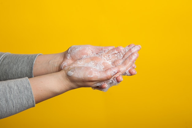 Foto wasbare handen close-up. goed handen wassen om virussen te voorkomen.