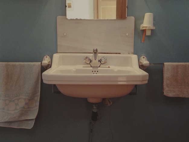 Wasbecken in de badkamer