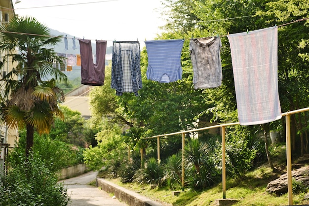 사진 옷을 야외에서 라인에서 으십시오. 따뜻하고 은 날에 도시에서 옷을 야외에서 건조시니다.