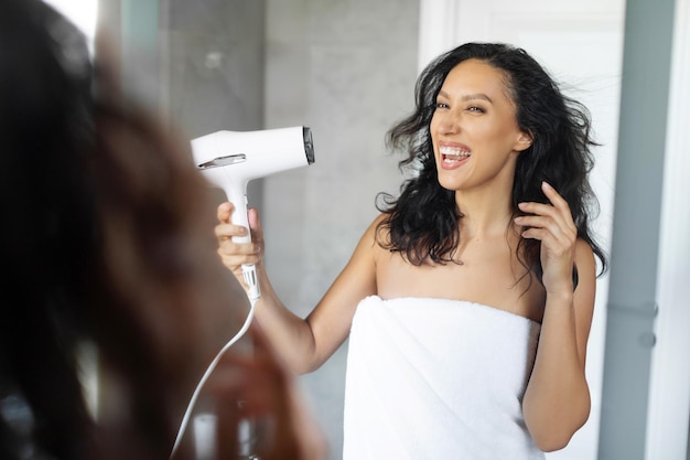 を洗う を乾かす ヘアドライヤーを使って 鏡の近くに立って 楽しく歌う
